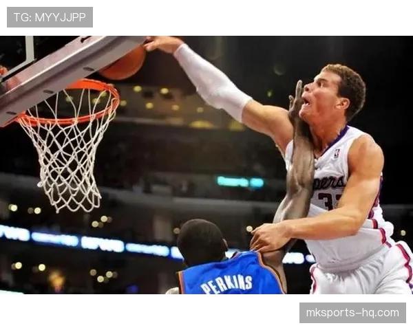 特雷·杨突破制造错位 提升球队关键时刻得分效率